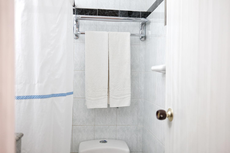Bathroom 4, Hotel La Riviera, Santa Marta (Dist. Esp.)