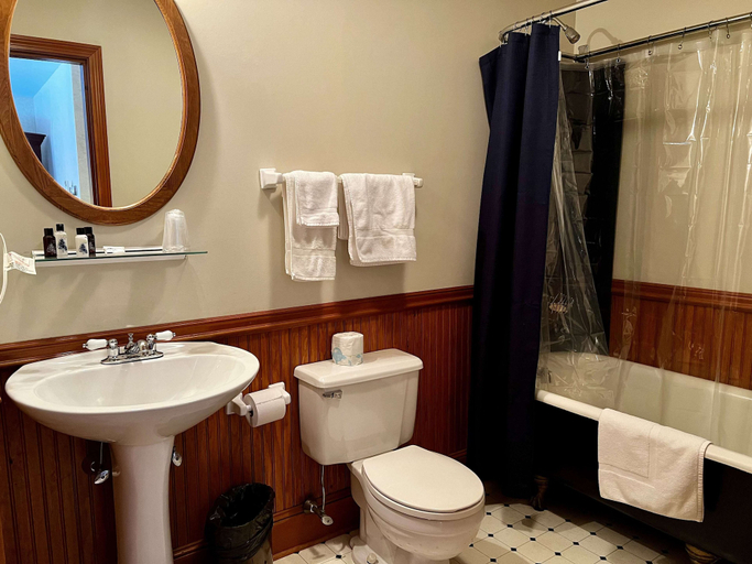 Bathroom 3, The Wayside Inn, Grafton