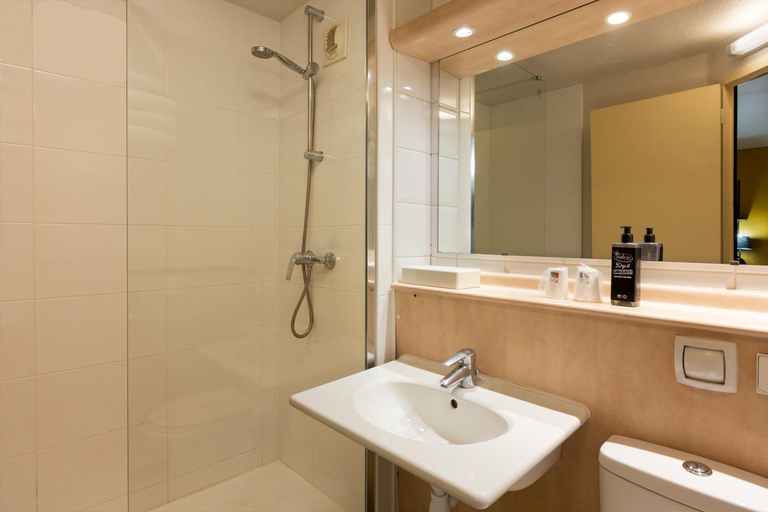 Bathroom 4, Hotel Kyriad Paris Ouest Villeneuve La Garenne, Hauts-de-Seine
