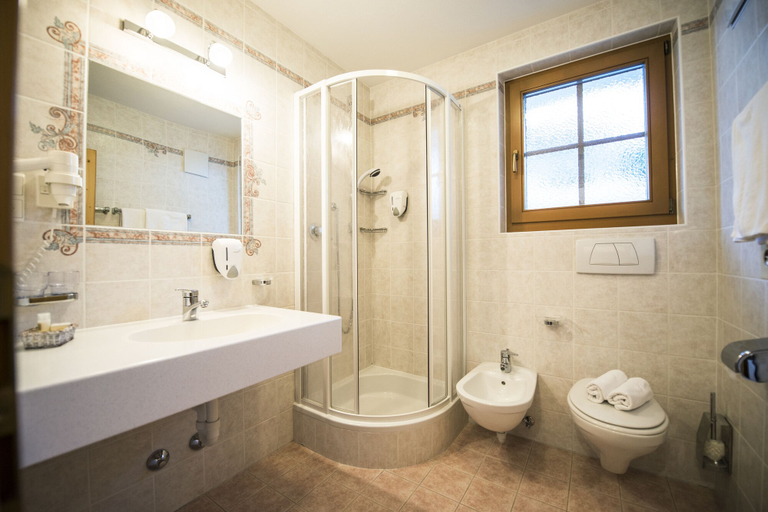 Bathroom 5, Turmhotel Gschwendt, Bolzano