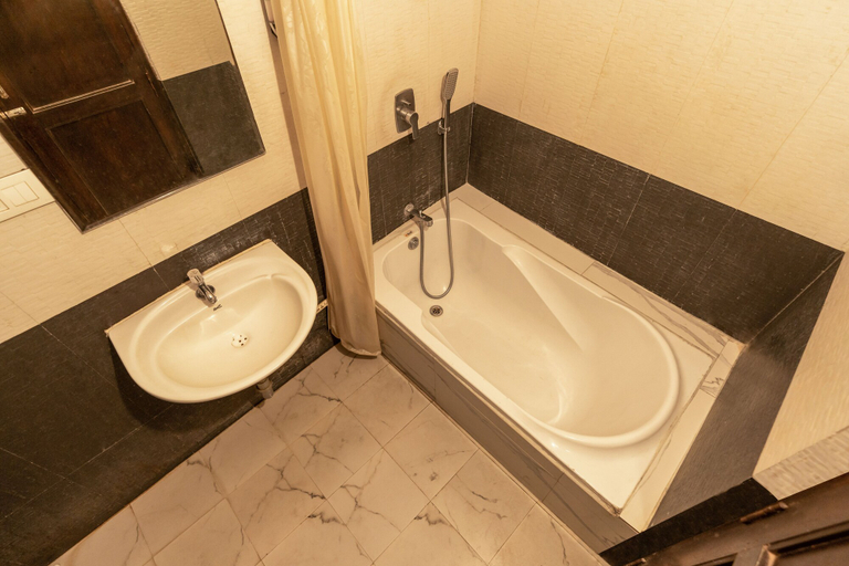 Bathroom 3, 4 Seasons Suites, Bangalore