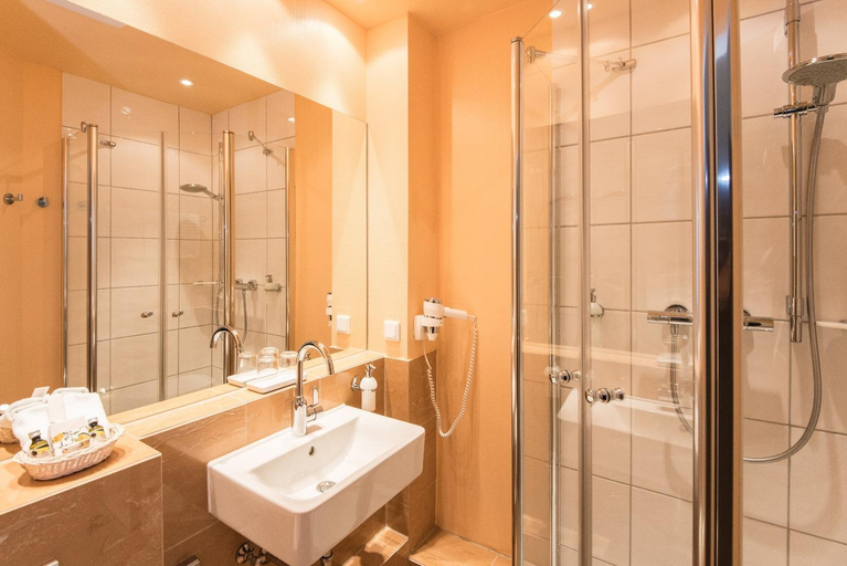 Bathroom 3, Hotel City House, Hamburg