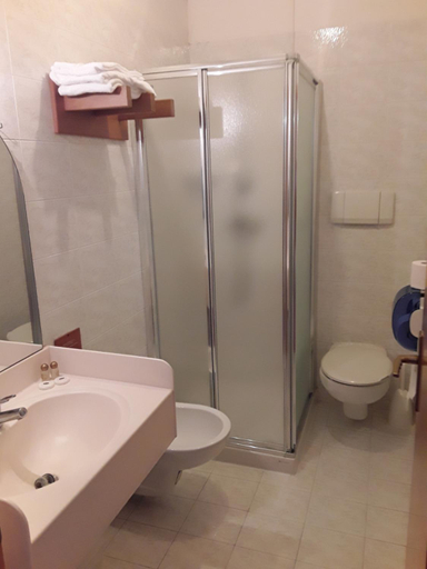 Bathroom 4, Hotel Bellaria, Trento