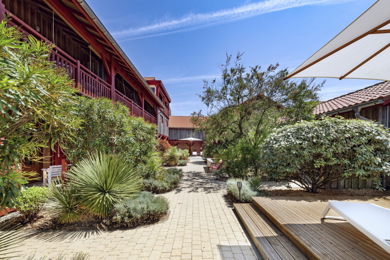 Exterior & Views