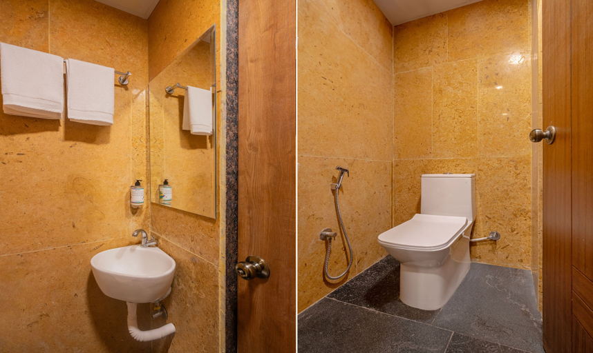Bathroom 4, Treebo Purva Crest, Gachibowli DLF, Hyderabad