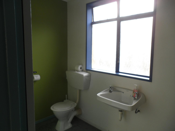 Bathroom 3, Sequoia Lodge Backpackers, Marlborough