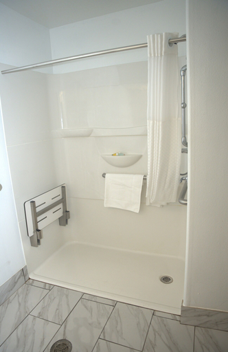 Bathroom 4, Super 8 by Wyndham Portage, Columbia