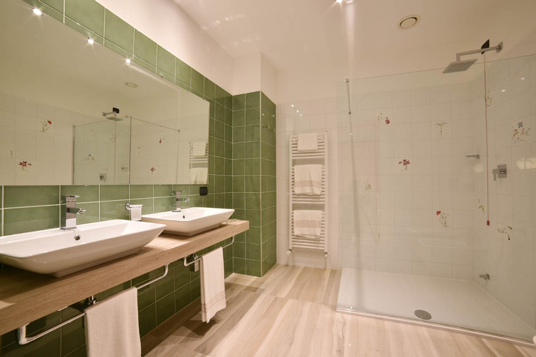 Bathroom 10