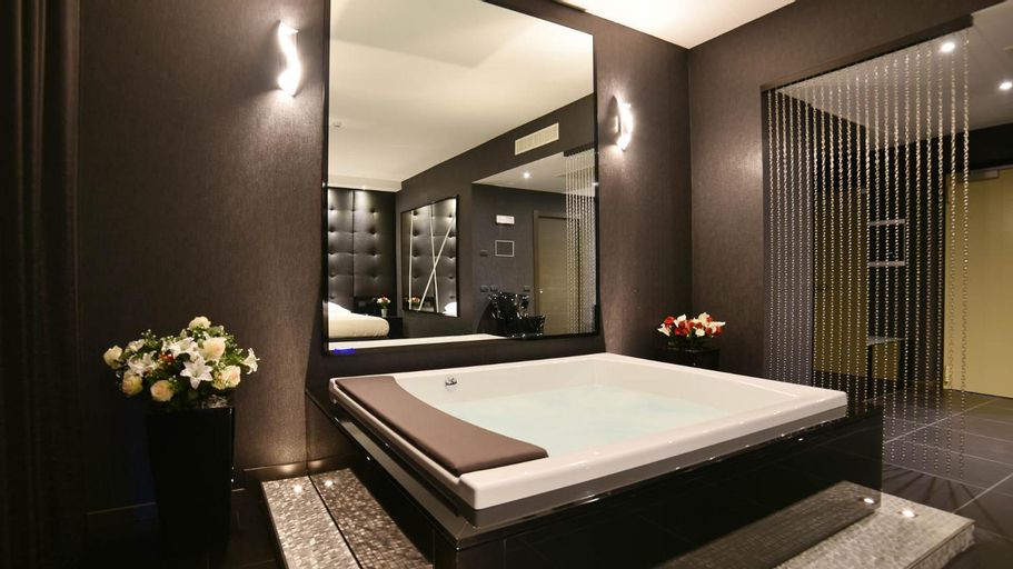 Bathroom 12