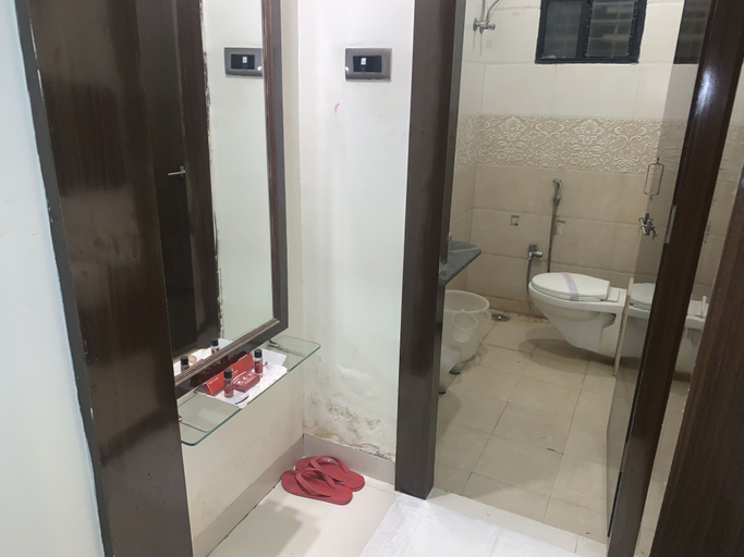 Bathroom 4, The JK Hotel - Opp Railway Station, Nagpur