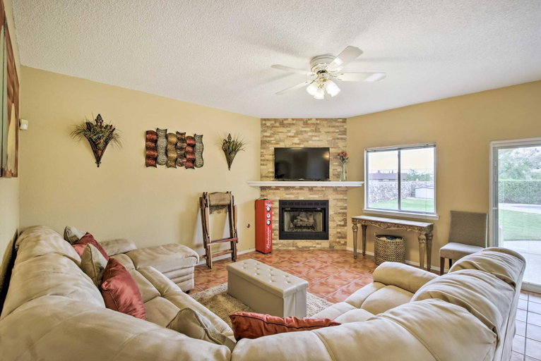 Others 5, El Paso Retreat w/ Pool: 11 Mi to Downtown!, El Paso