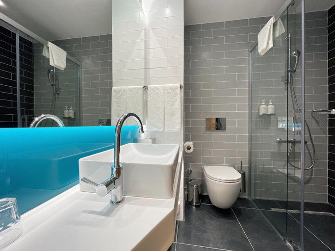 Bathroom 10