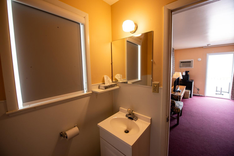 Bathroom 5, Bells Melody Motel, Cheboygan