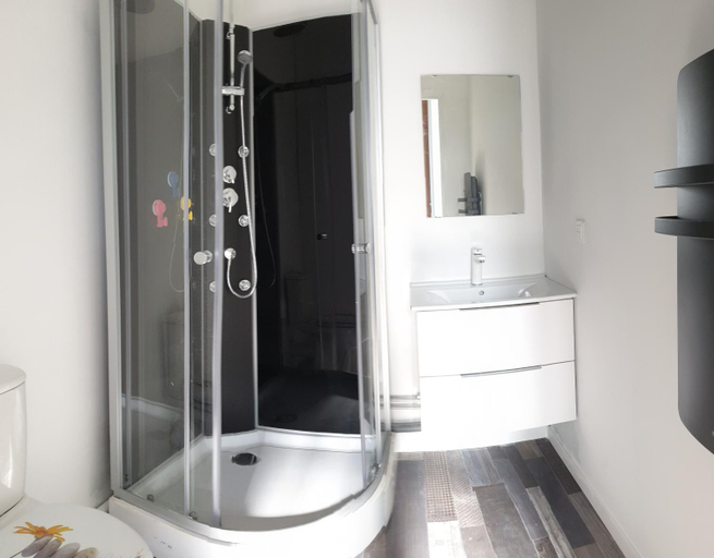 Bathroom 2, Corporate Team Accommodation Sleeps 12 Shower4, Nord