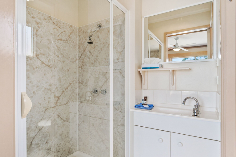 Bathroom 5, AMOS HOUSE MOTEL, Glamorgan-Spring Bay
