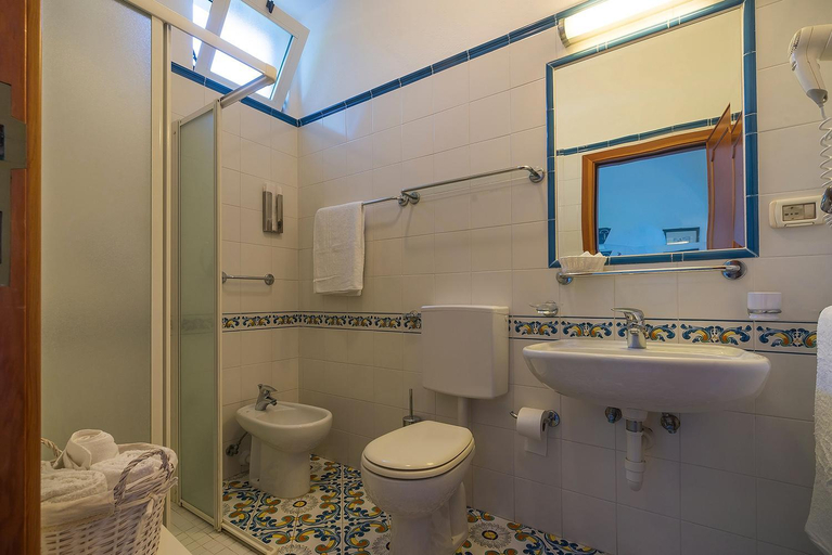 Bathroom 4, Hotel Villa Maria, Napoli