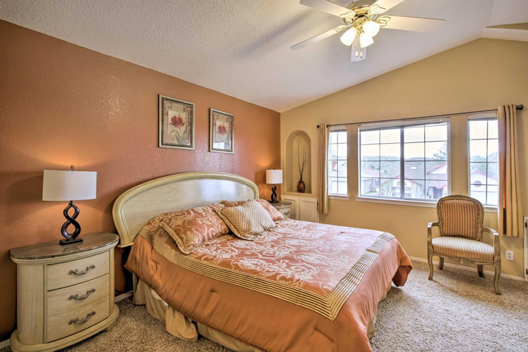 Others 2, El Paso Retreat w/ Pool: 11 Mi to Downtown!, El Paso