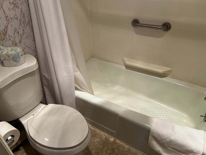 Bathroom 3, The Wayside Inn, Grafton