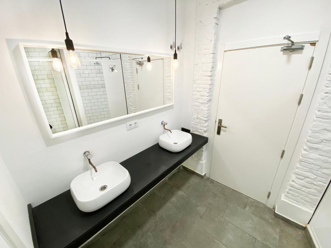 Bathroom 4, HOST 53, Granada