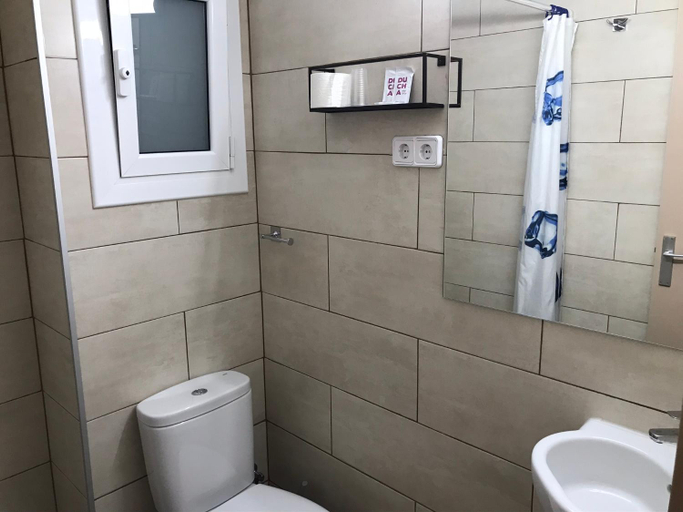 Bathroom 3, Hostal Radio, Barcelona