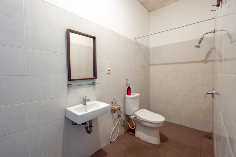Bathroom 4, RedDoorz near Pantai Sanur Bali, Denpasar