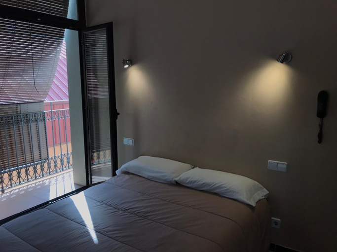 Others 4, Hostal Radio, Barcelona
