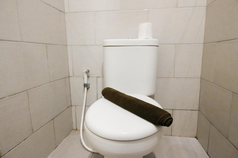 Bathroom 5, Warm Studio with Access to Mall at Supermall Mansion Apartment By Travelio, Surabaya
