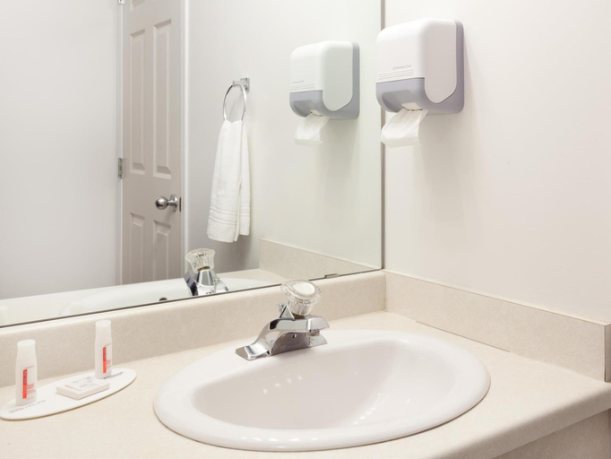 Bathroom 5, Super 8 By Wyndham Valemount, Fraser-Fort George