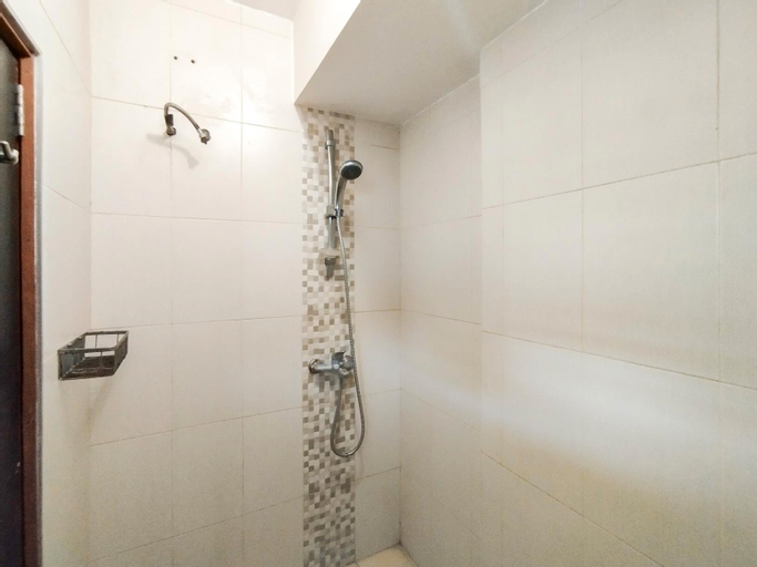 Bathroom 4, Best Deal and Comfy 1BR Apartment Gateway Ahmad Yani Cicadas By Travelio, Bandung