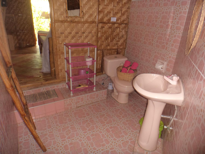 Bathroom 3, Alumbung Cottages, Panglao