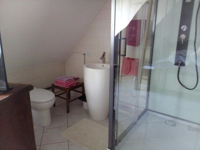 Bathroom 2, maison du Herisson, Aisne