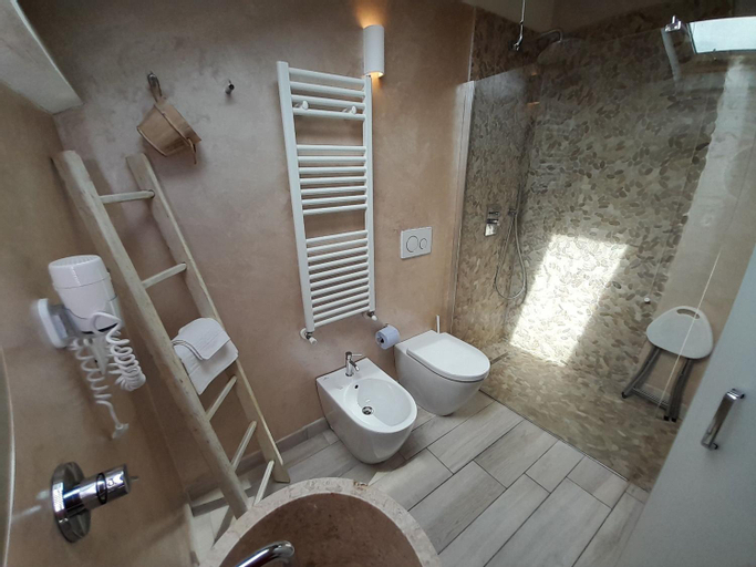 Bedroom 3, AMA AFFITTACAMERE, Savona