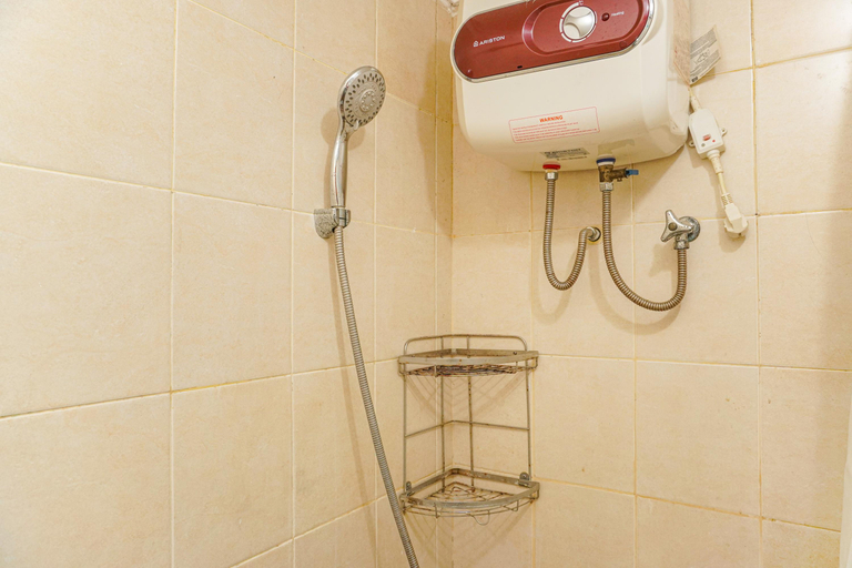 Bathroom 5, Cozy Living 1BR Maple Park Sunter Apartment By Travelio, Jakarta Utara