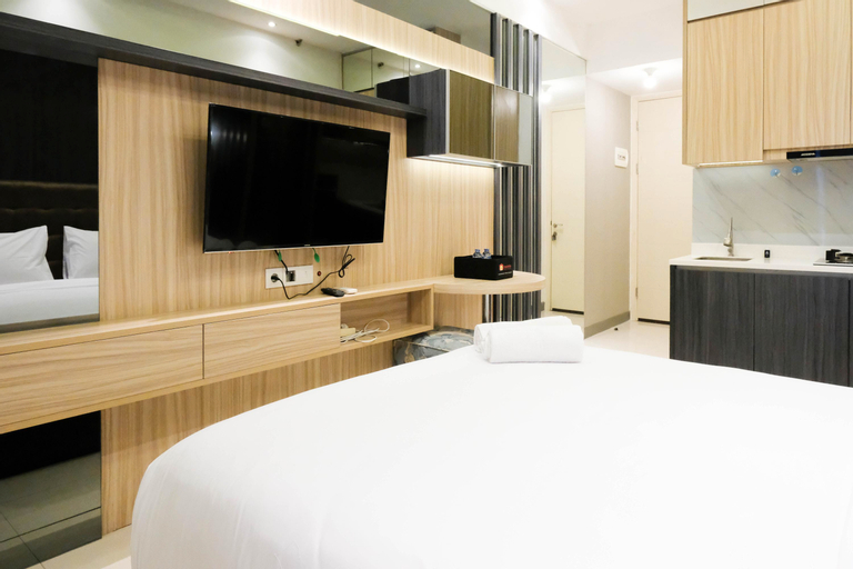 Bedroom 4, Warm Studio with Access to Mall at Supermall Mansion Apartment By Travelio, Surabaya