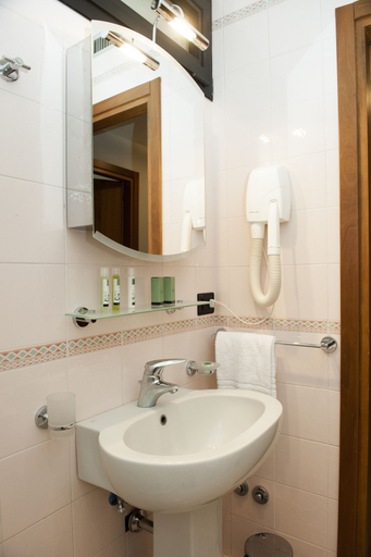 Bathroom 3, Suites Marilia Apartments, Livorno