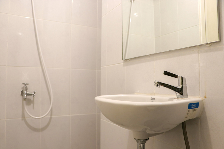 Bathroom 5, Simply Look Studio at Tokyo Riverside PIK 2 Apartment By Travelio, Tangerang