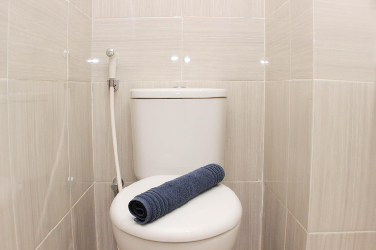 Bathroom 5, Cozy Stay and Tranquil Studio at Vasanta Innopark Apartment By Travelio, Cikarang