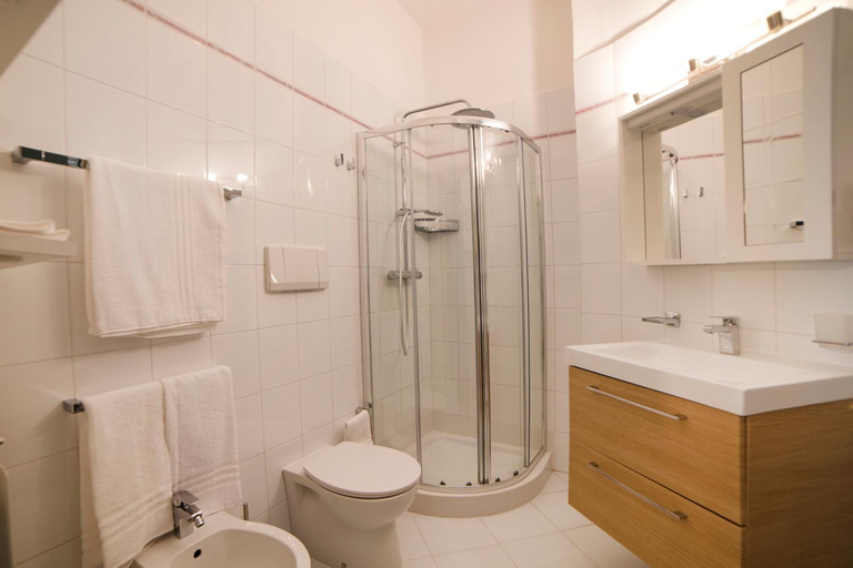 Bathroom 3, Vento Verde Apartments, Latina