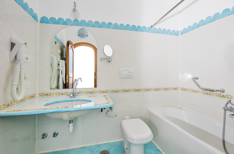 Bathroom 3, Hotel Vittoria, Salerno