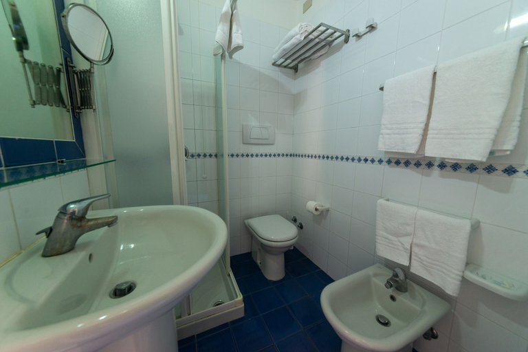 Bathroom 4, Hotel Villa Ireos, Napoli