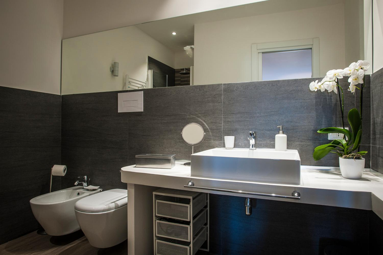 Bathroom 3, Ci'Cala House, Palermo