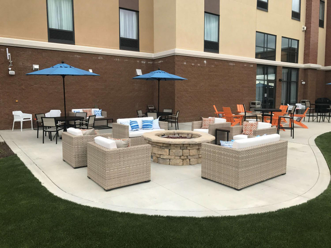 Food & Drinks 5, Hampton Inn & Suites Morgantown Univ. Town Centre, Monongalia
