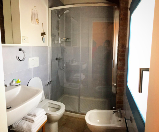 Bathroom 3, Rio Della Pila, Padua