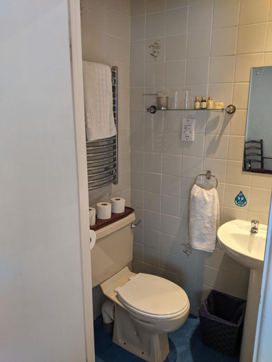 Bathroom, George Inn st briavels, Gloucestershire