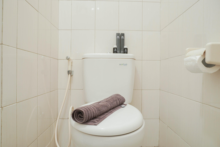 Bathroom 5, Compact and Strategic Studio Room Signature Park Grande Apartment By Travelio, Jakarta Timur