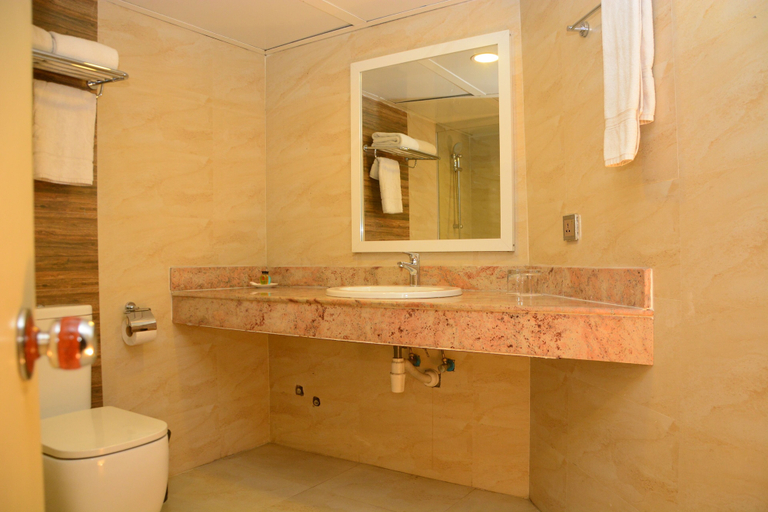 Bathroom 5, Presidential Hotel, Obio/Akp