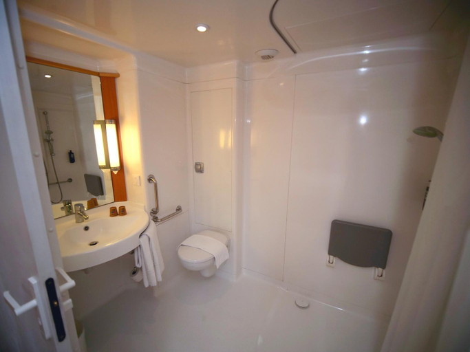Bathroom 5, ibis Nemours, Seine-et-Marne