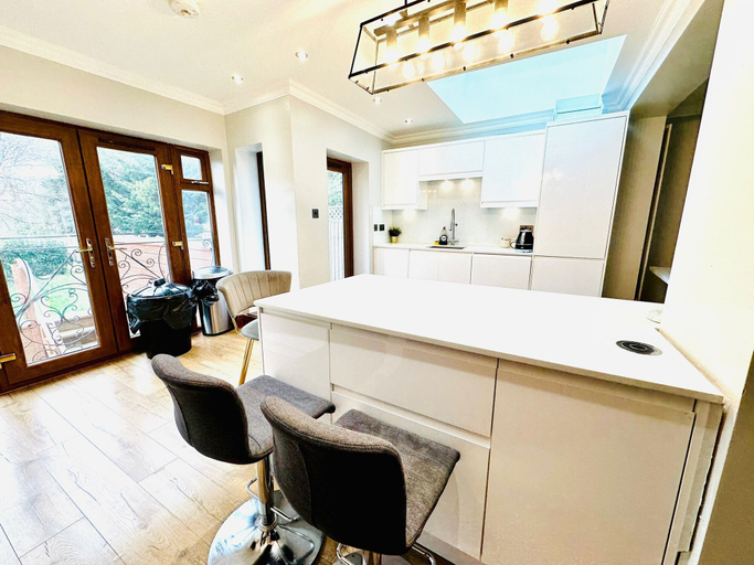 Others 4, Spacious 6 Bed House in Wembley, London