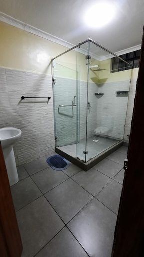 Bathroom, TripleTwo Loresho Inn, Westlands