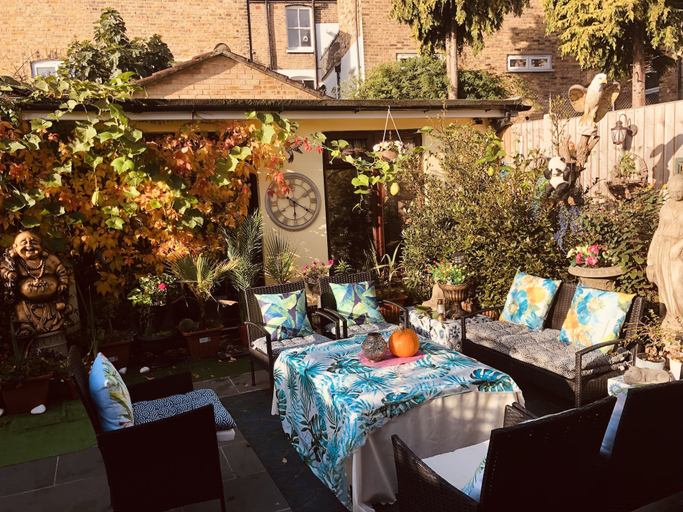 Food & Drinks 5, Centrally Located 4 Bedroom House, London